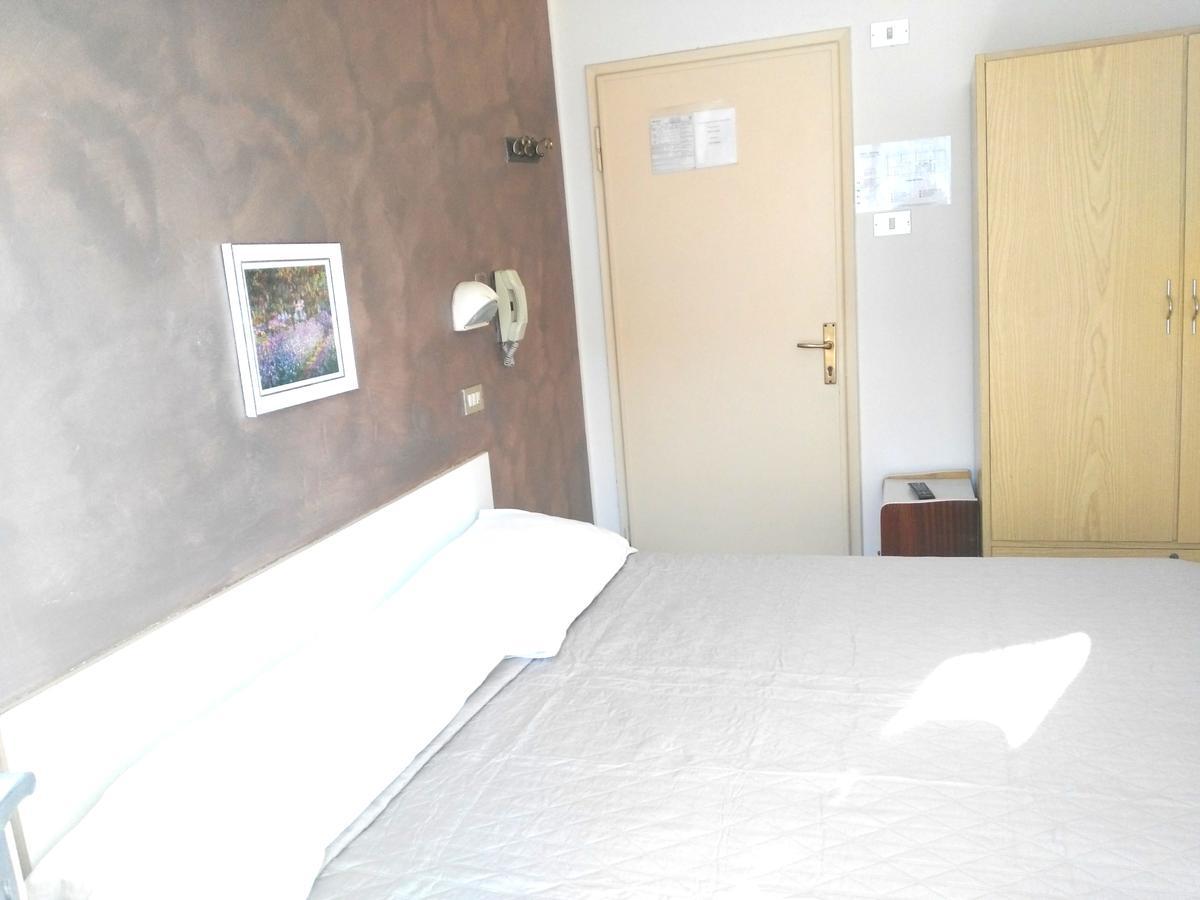Double Room with Private External Bathroom,642510840:JPEG